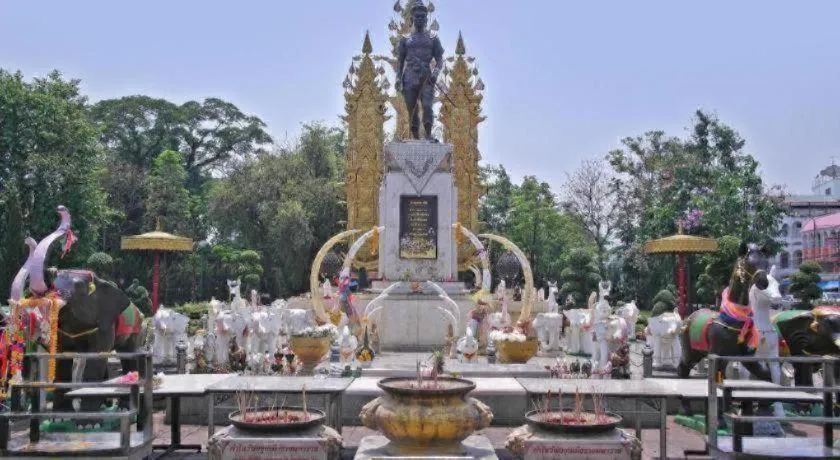 croissant hotel and cafe