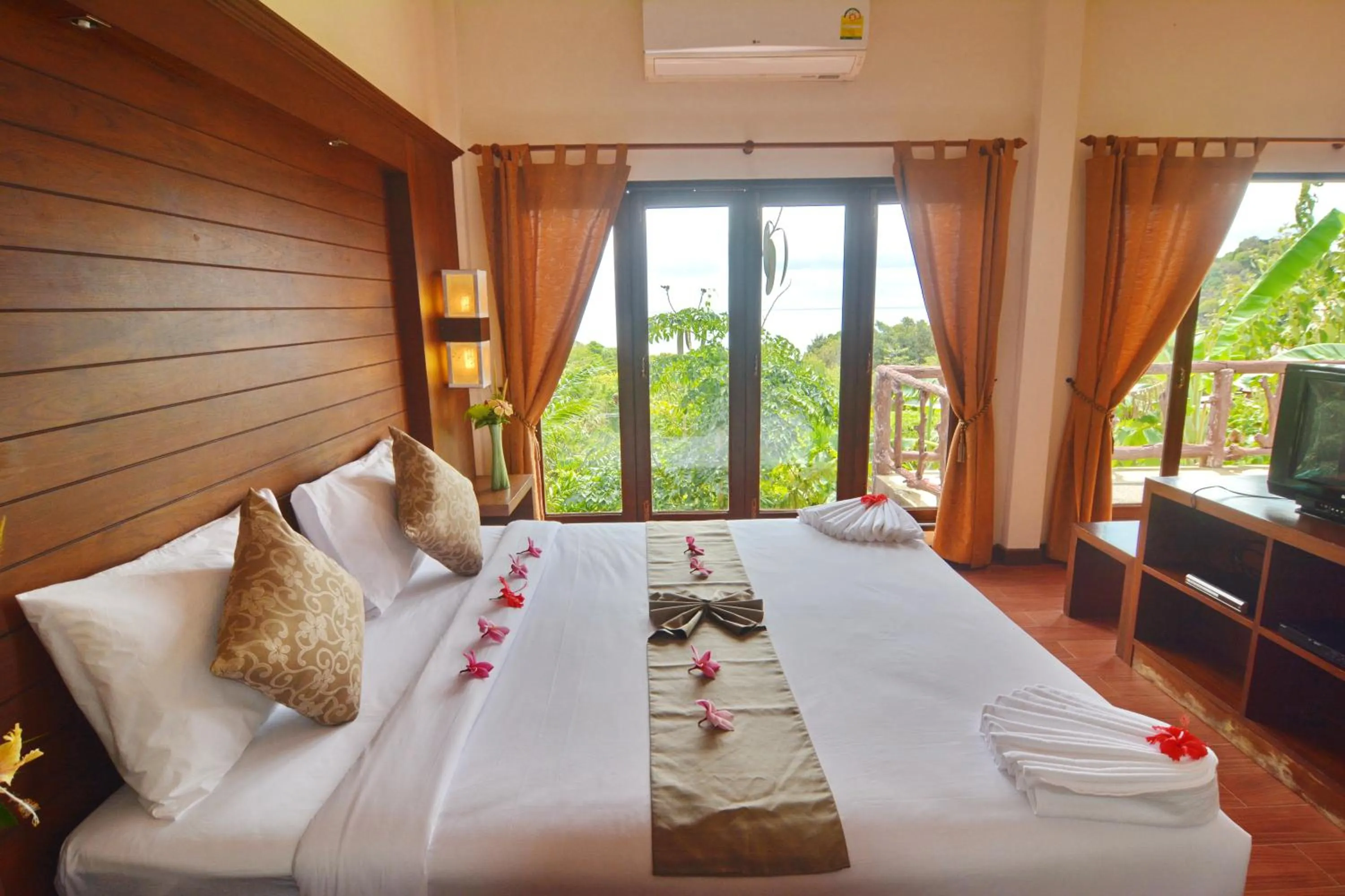 Communal lounge/ TV room, Bed in Phuchawee Lanta