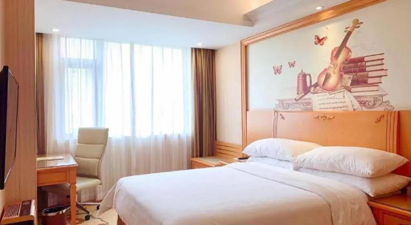 Bed in Vienna Hotel Shenzhen Bao'an Airport Taoyuanju Pingluanshan Metro Station