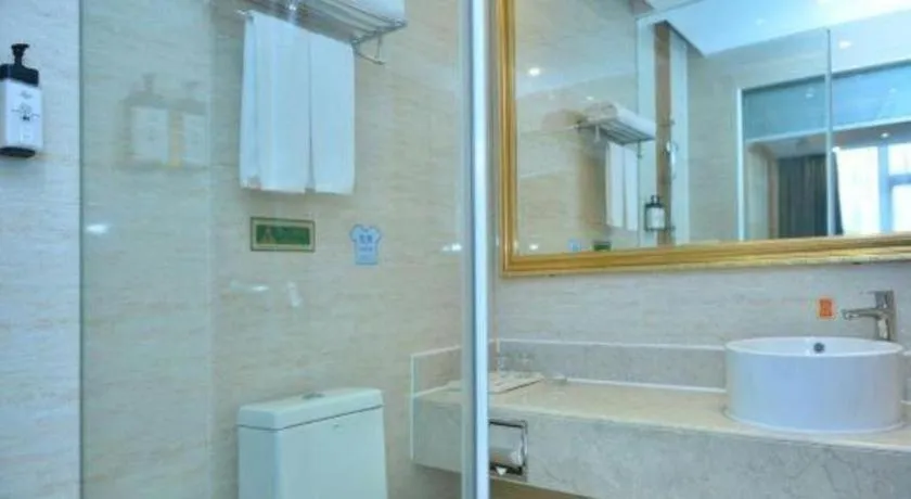 Vienna Hotel Shenzhen Bao'an Airport Taoyuanju Pingluanshan Metro Station