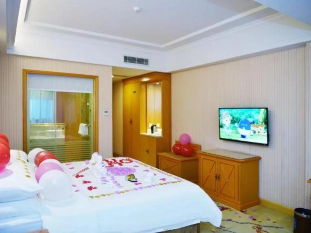 Vienna Hotel Shenzhen Bao'an Airport Taoyuanju Pingluanshan Metro Station