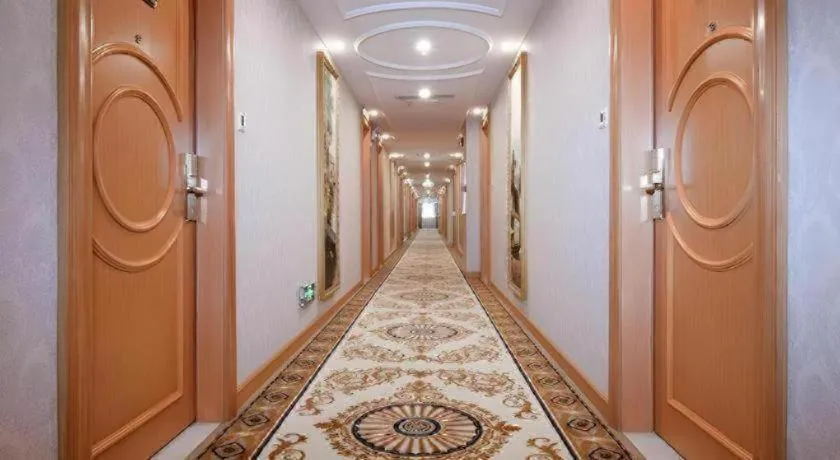 Vienna Hotel Shenzhen Bao'an Airport Taoyuanju Pingluanshan Metro Station