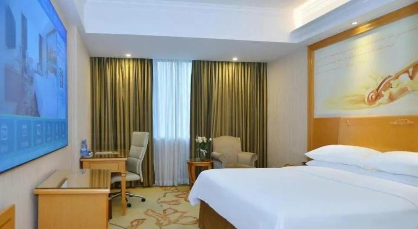 Bed in Vienna Hotel Shenzhen Bao'an Airport Taoyuanju Pingluanshan Metro Station