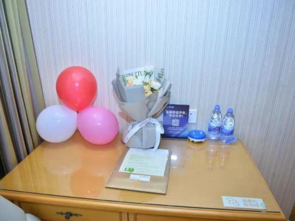 Vienna Hotel Shenzhen Bao'an Airport Taoyuanju Pingluanshan Metro Station