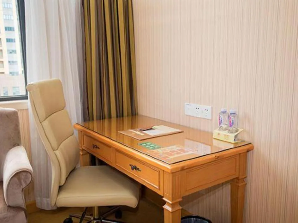 Vienna Hotel Shenzhen Bao'an Airport Taoyuanju Pingluanshan Metro Station