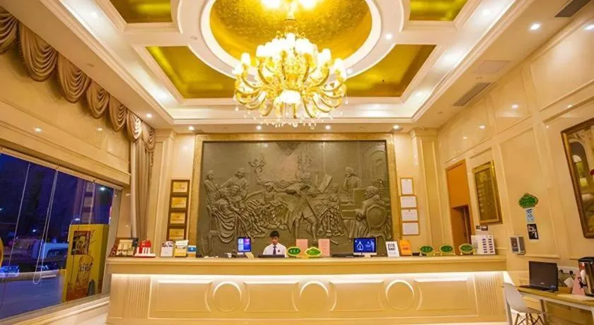 Vienna Hotel Shenzhen Bao'an Airport Taoyuanju Pingluanshan Metro Station