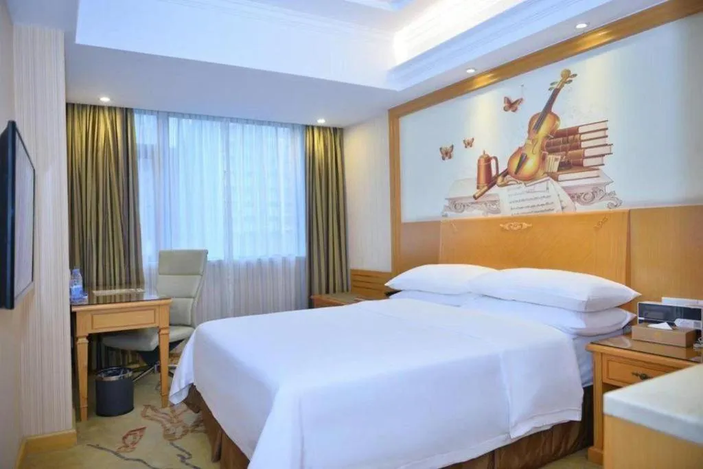 Bed in Vienna Hotel Shenzhen Bao'an Airport Taoyuanju Pingluanshan Metro Station
