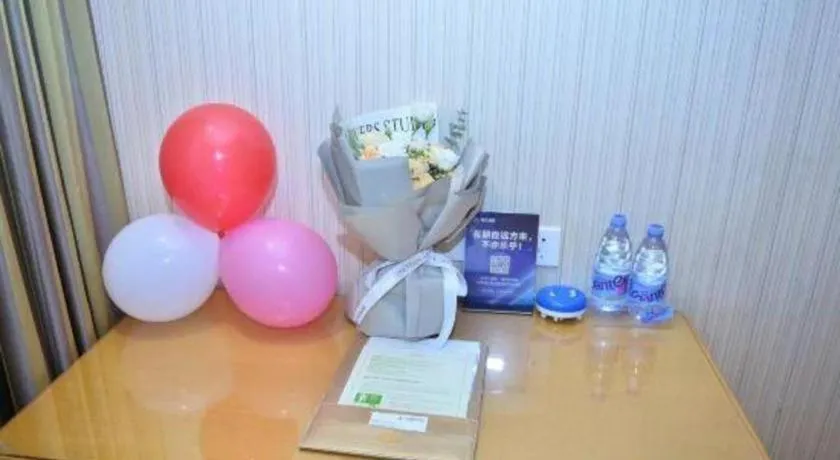 Vienna Hotel Shenzhen Bao'an Airport Taoyuanju Pingluanshan Metro Station