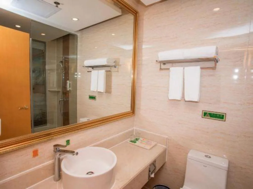 Vienna Hotel Shenzhen Bao'an Airport Taoyuanju Pingluanshan Metro Station