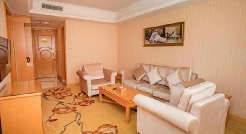 Vienna Hotel Shenzhen Bao'an Airport Taoyuanju Pingluanshan Metro Station