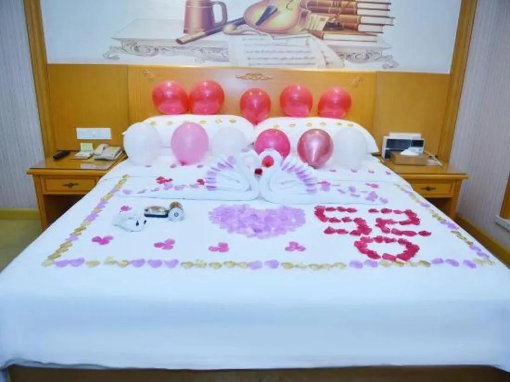 Bed in Vienna Hotel Shenzhen Bao'an Airport Taoyuanju Pingluanshan Metro Station