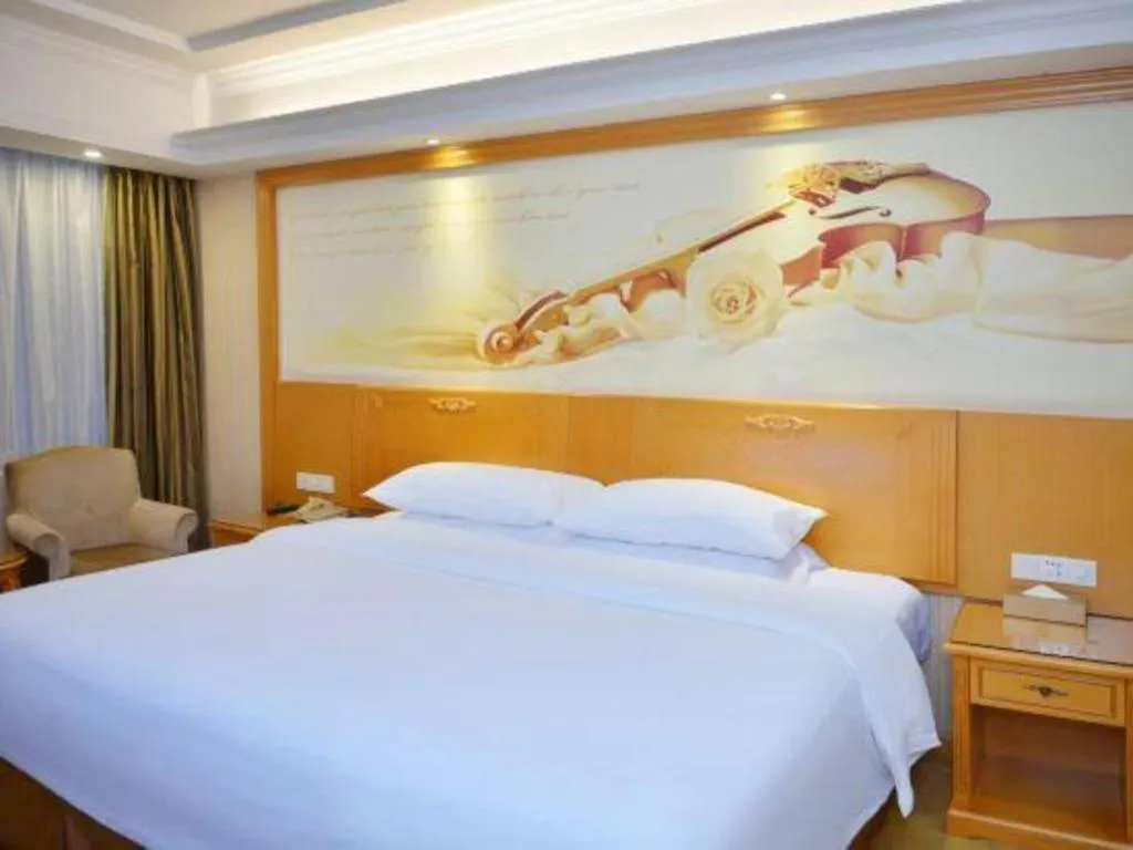 Bed in Vienna Hotel Shenzhen Bao'an Airport Taoyuanju Pingluanshan Metro Station