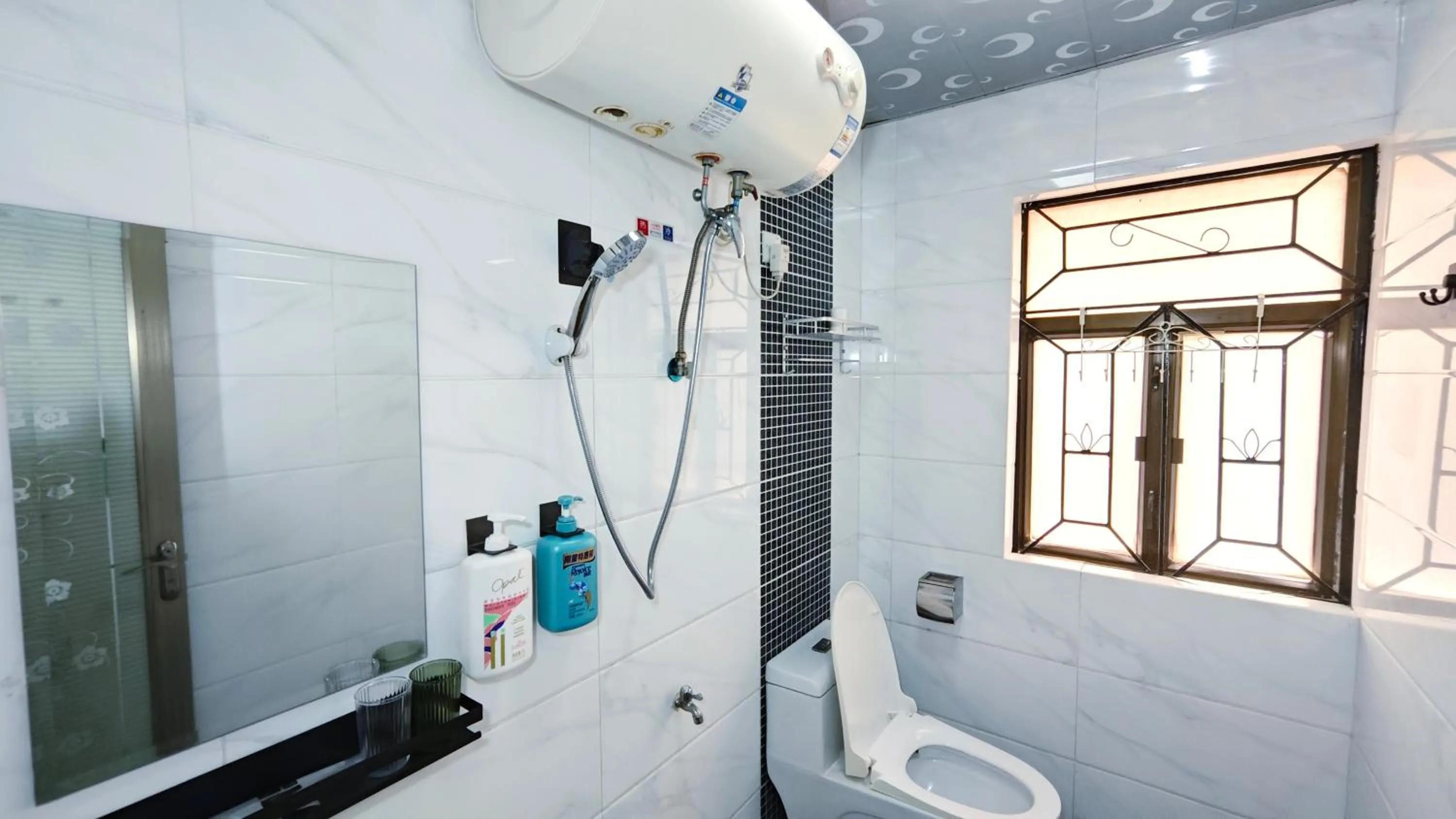 Shower in Cloud Tree Inn Boutique Guesthouse XiChong DaPeng ShenZhen 深圳大鹏西涌云树里民宿Yun Shu Li
