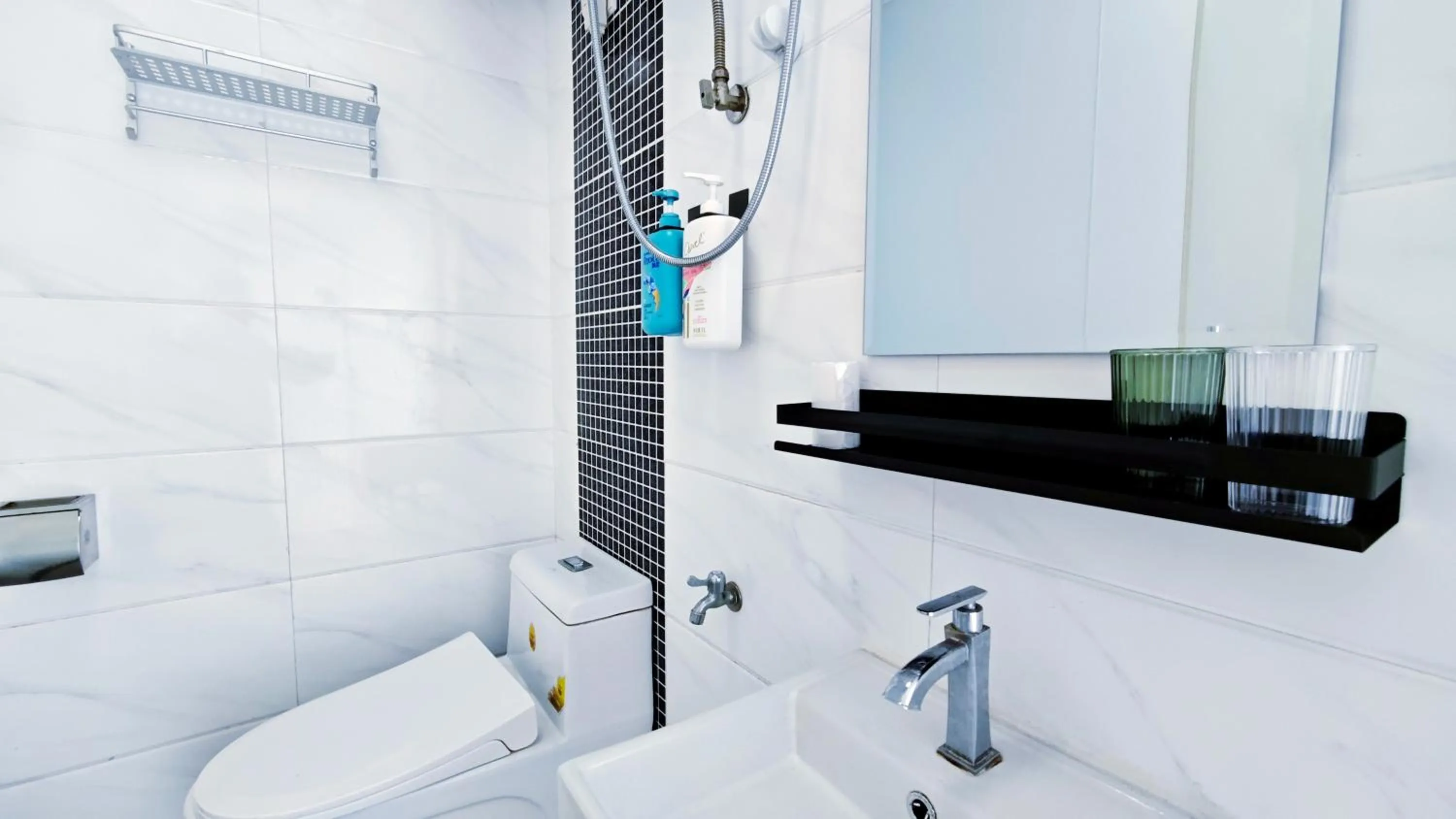 Toilet in Cloud Tree Inn Boutique Guesthouse XiChong DaPeng ShenZhen 深圳大鹏西涌云树里民宿Yun Shu Li