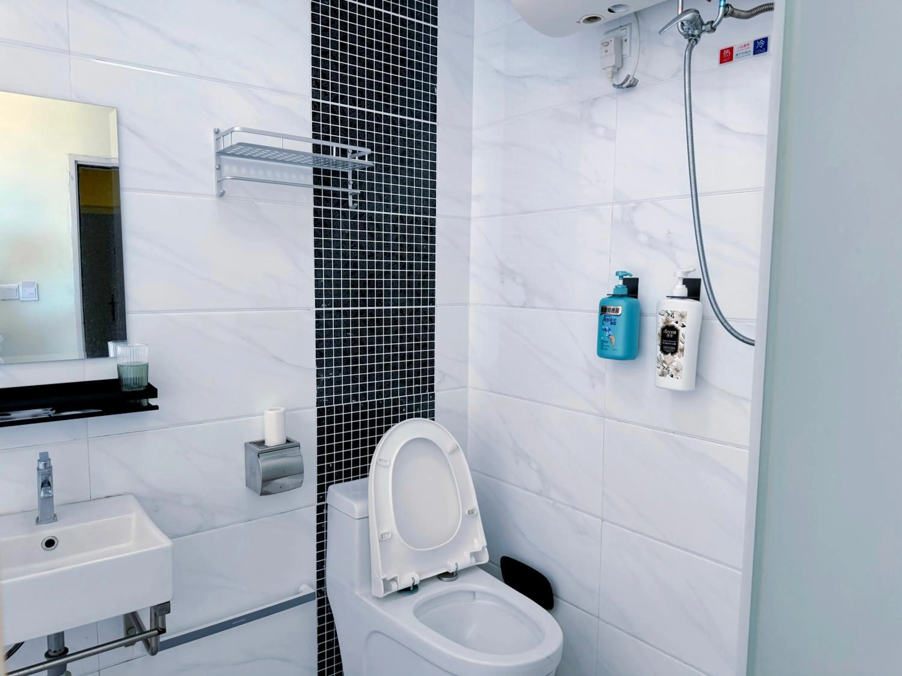 Toilet in Cloud Tree Inn Boutique Guesthouse XiChong DaPeng ShenZhen 深圳大鹏西涌云树里民宿Yun Shu Li