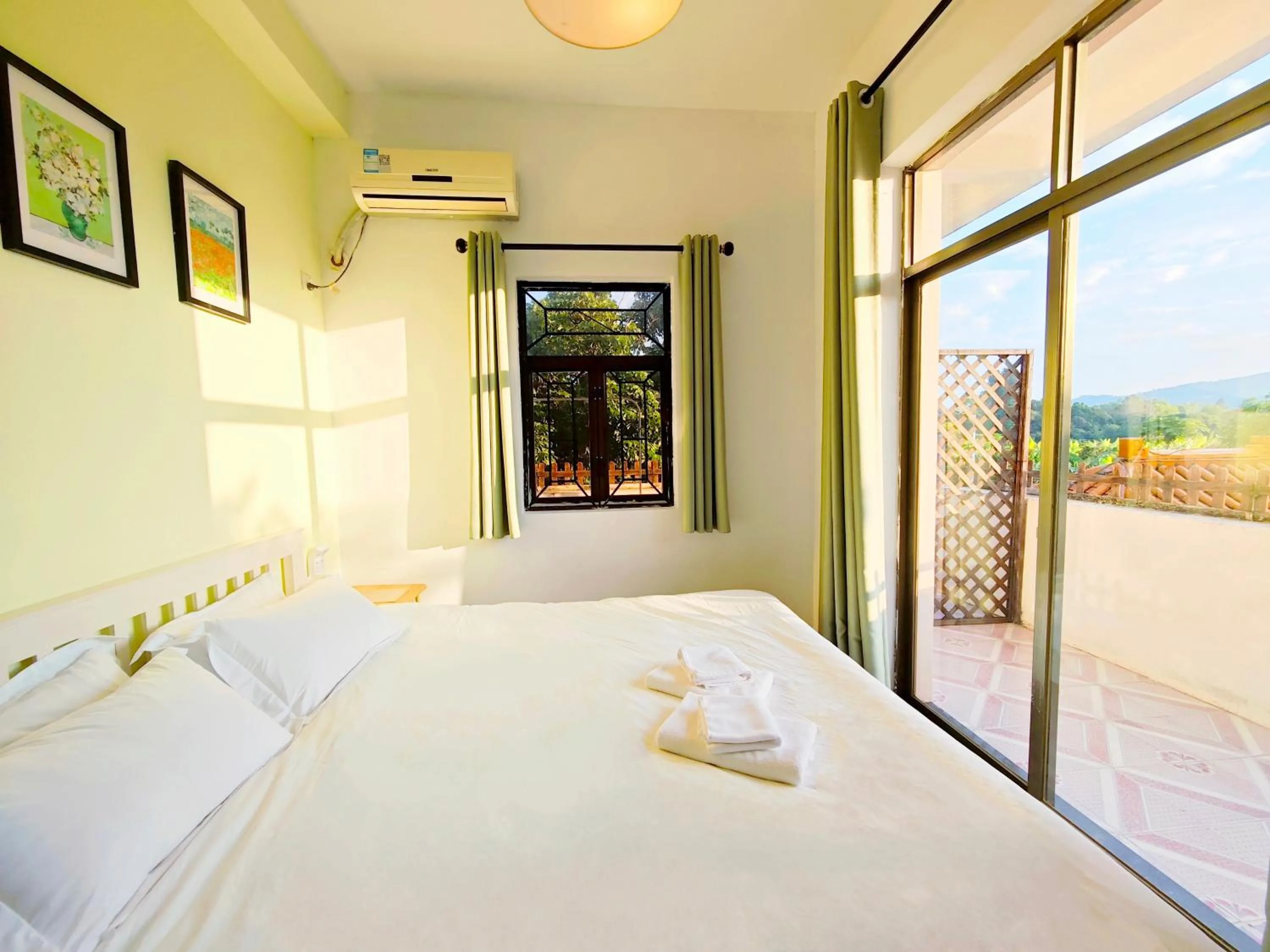 Bed in Cloud Tree Inn Boutique Guesthouse XiChong DaPeng ShenZhen 深圳大鹏西涌云树里民宿Yun Shu Li