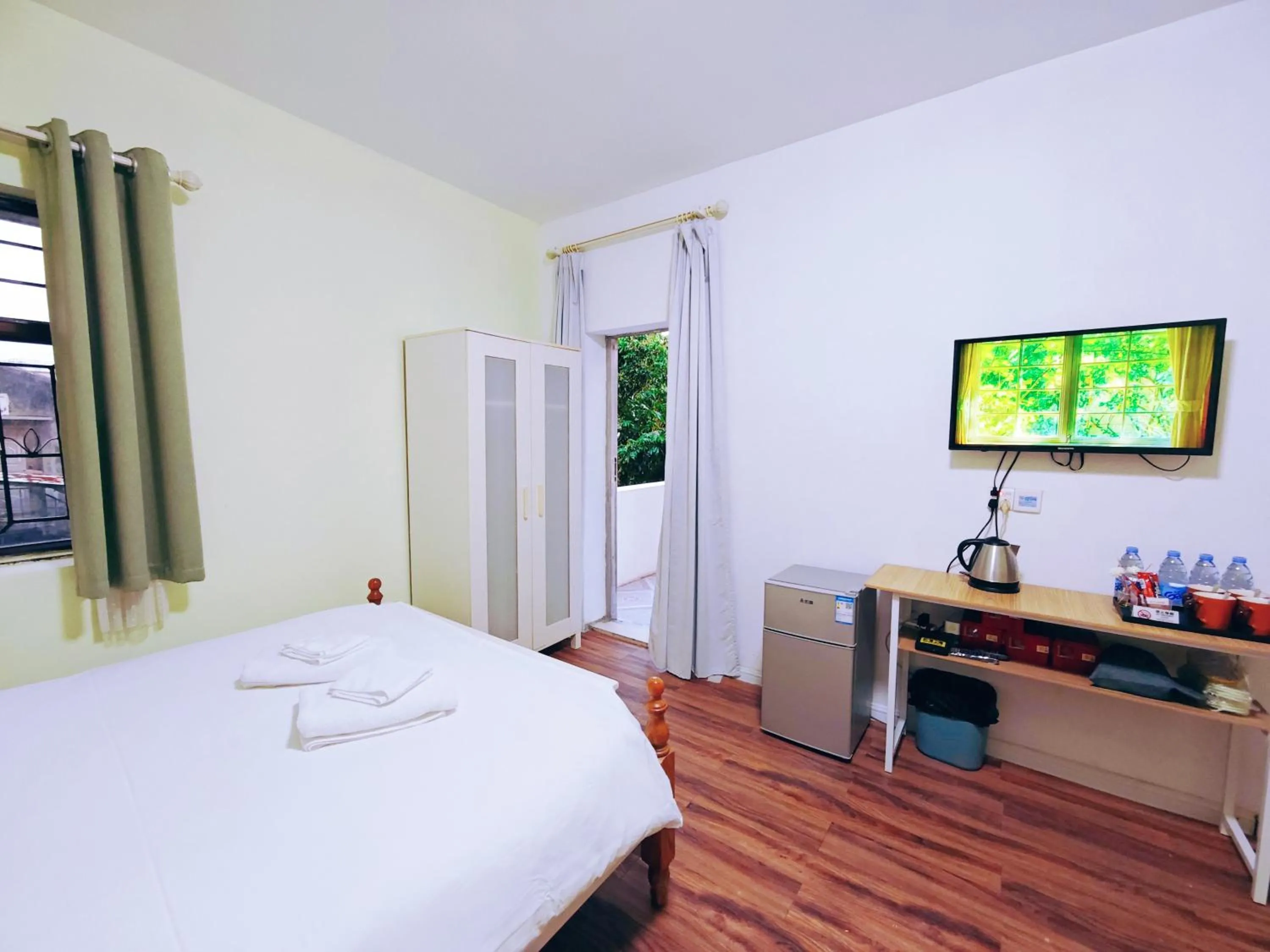 wardrobe, Bed in Cloud Tree Inn Boutique Guesthouse XiChong DaPeng ShenZhen 深圳大鹏西涌云树里民宿Yun Shu Li