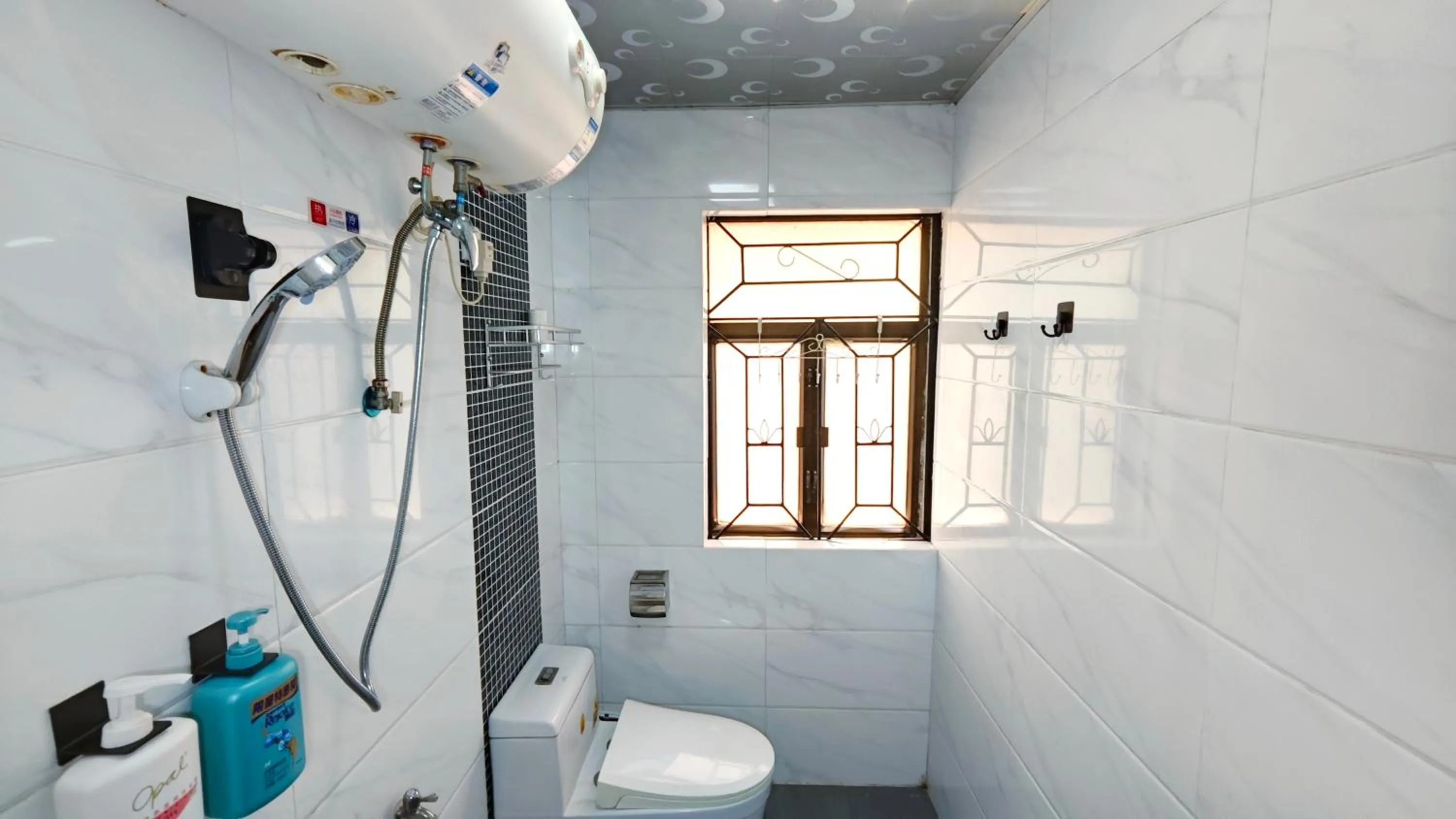 Shower in Cloud Tree Inn Boutique Guesthouse XiChong DaPeng ShenZhen 深圳大鹏西涌云树里民宿Yun Shu Li