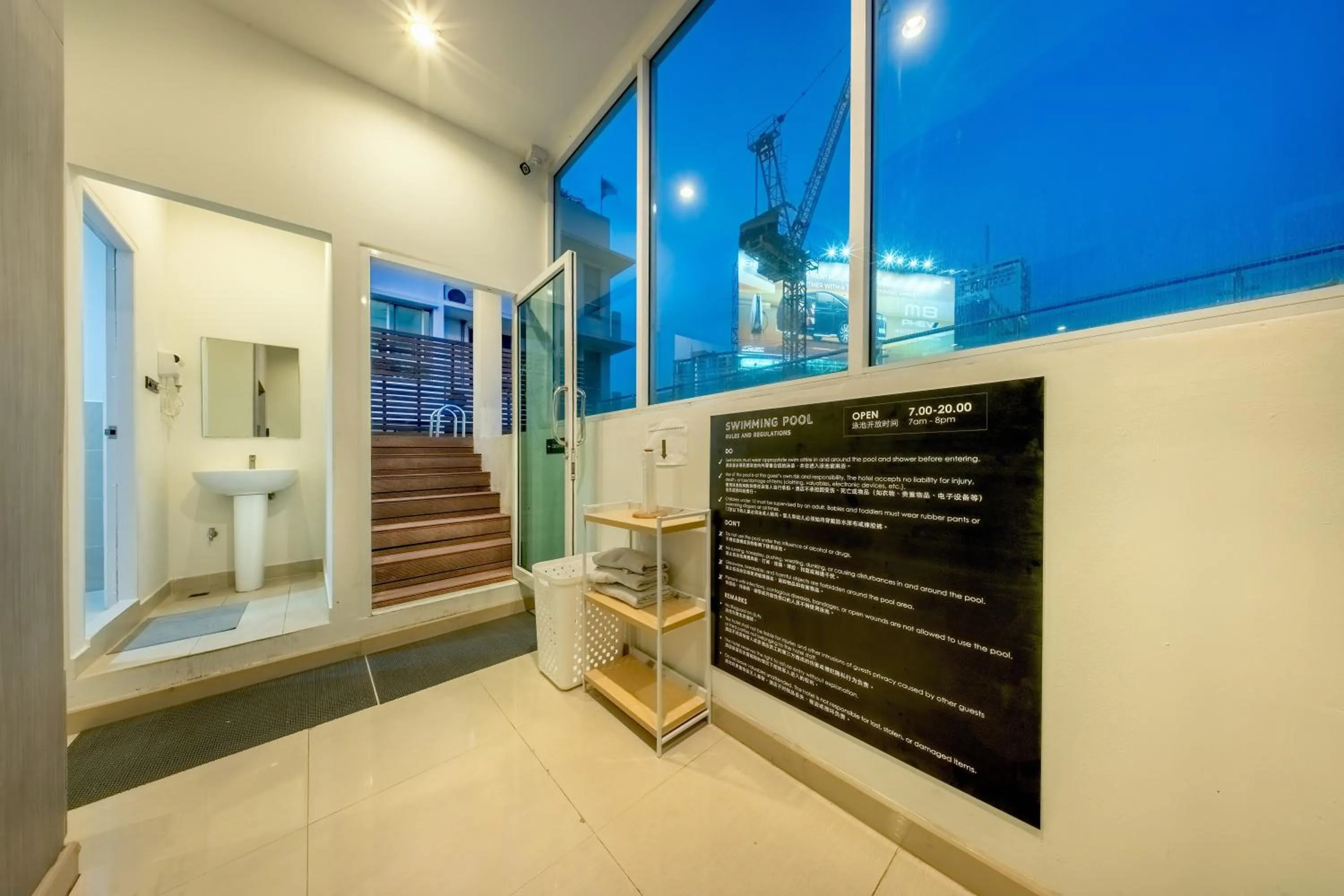 Swimming pool in Ralph Poshtel Pratunam