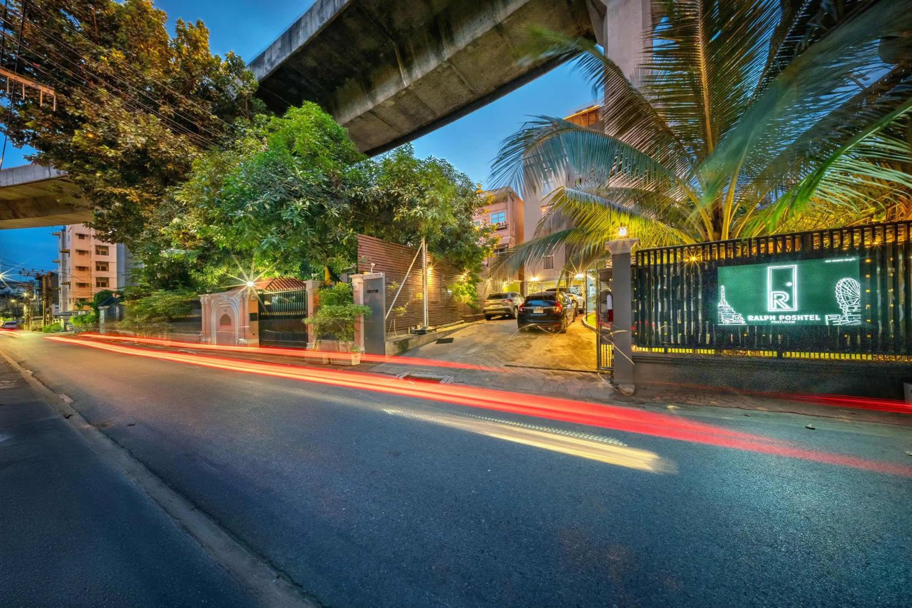 Property building in Ralph Poshtel Pratunam