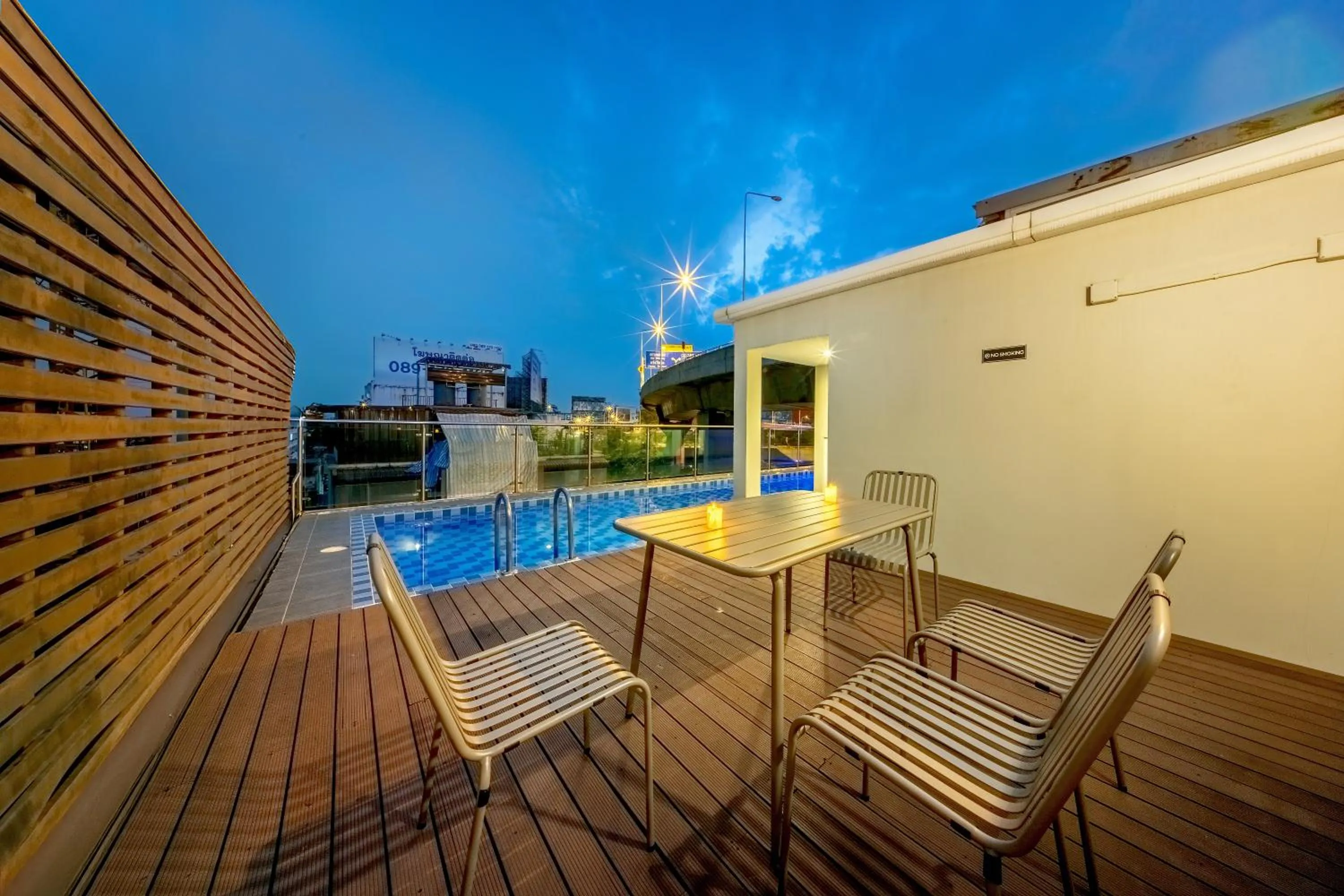 Swimming pool in Ralph Poshtel Pratunam