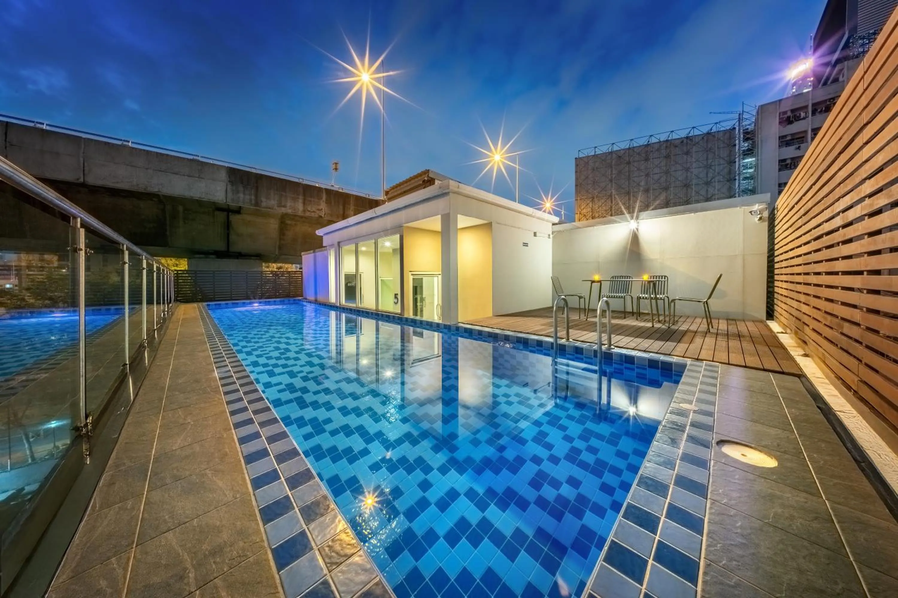 Swimming pool in Ralph Poshtel Pratunam