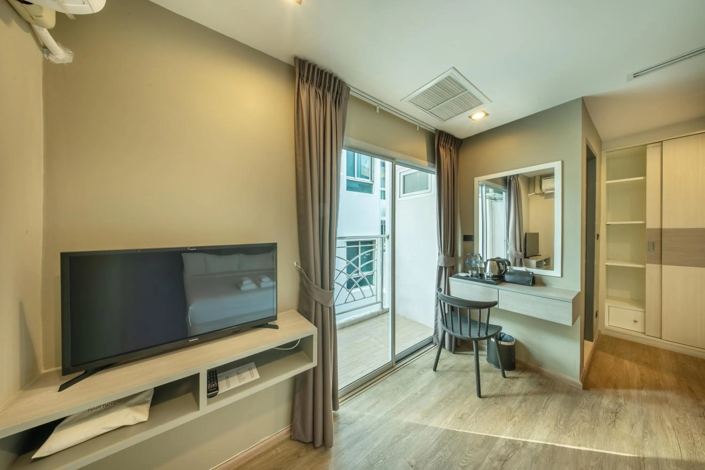 Photo of the whole room in Ralph Poshtel Pratunam