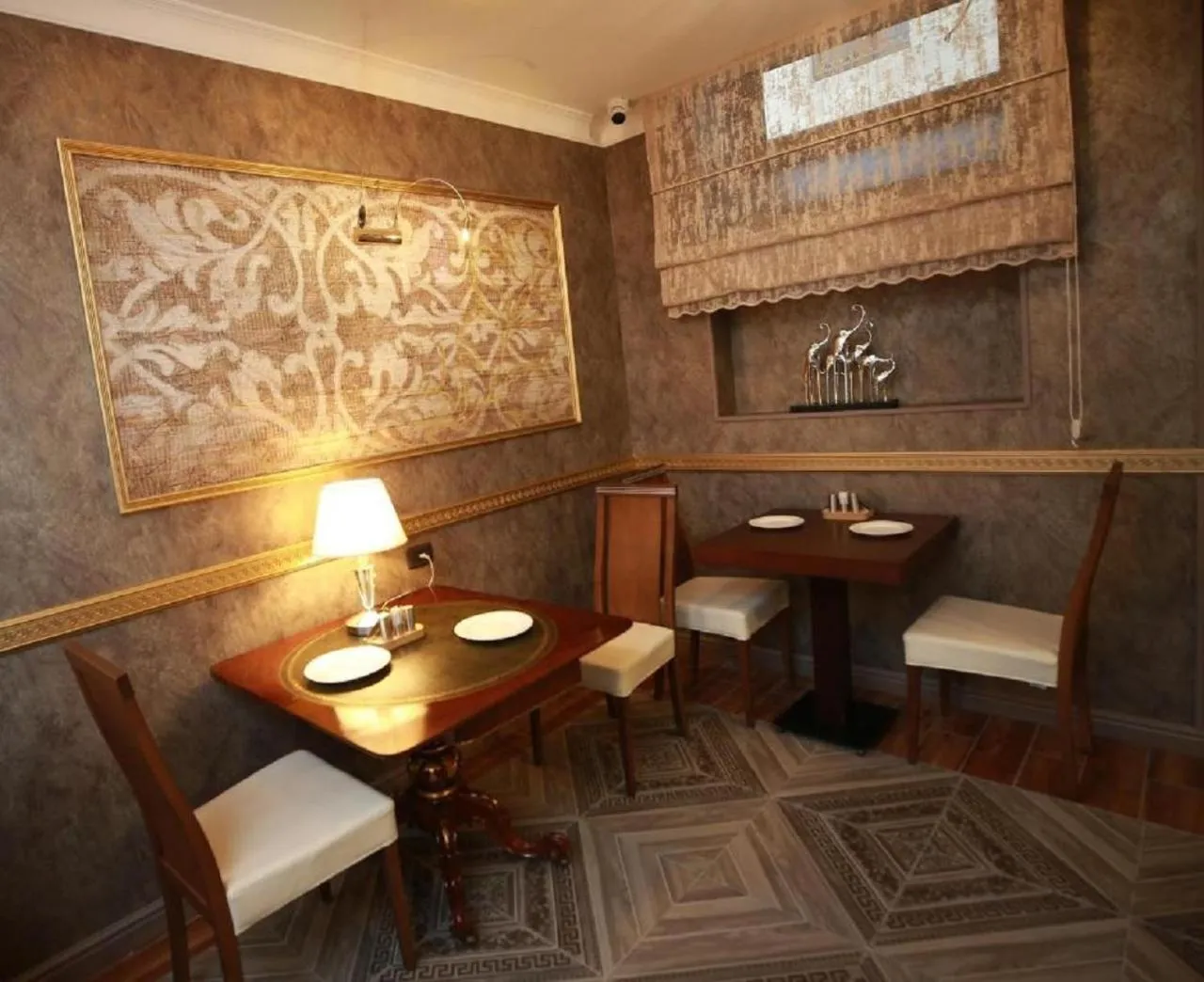 Restaurant/places to eat in West Inn Hotel & Restaurant