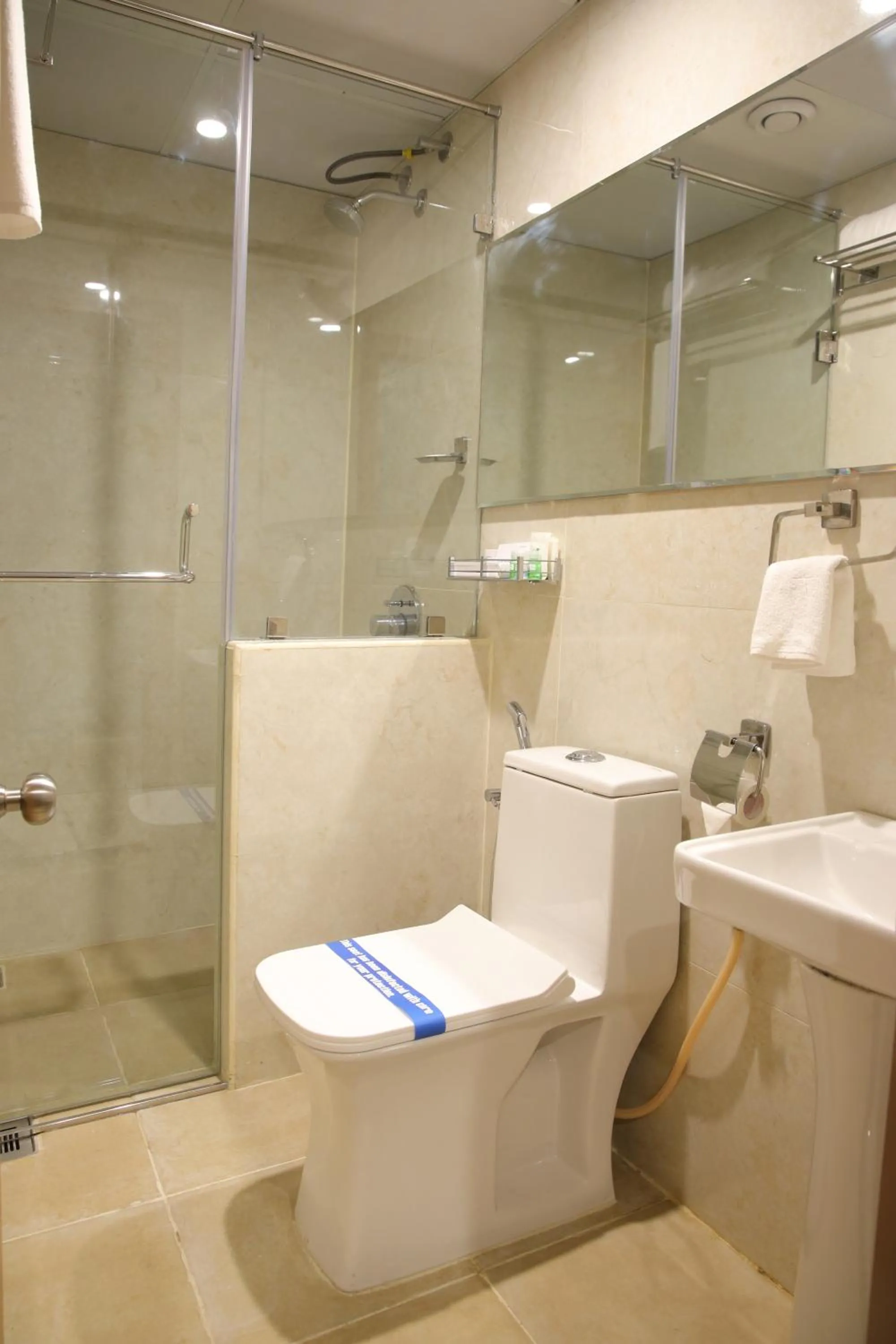 Zing Rooms by GuestHouse Suites