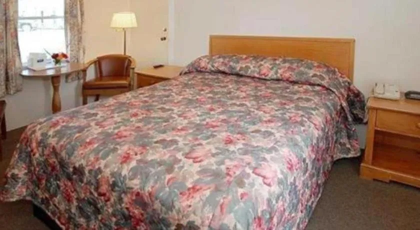 Bed in Rodeway Inn