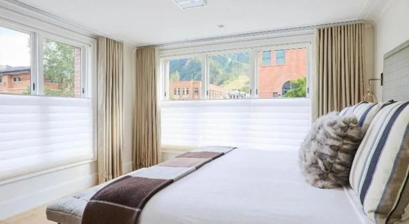 Bed in Hotel Jerome, An Auberge Resort