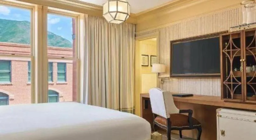 Bed in Hotel Jerome, An Auberge Resort