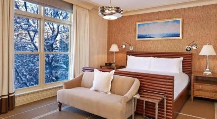 Bed in Hotel Jerome, An Auberge Resort