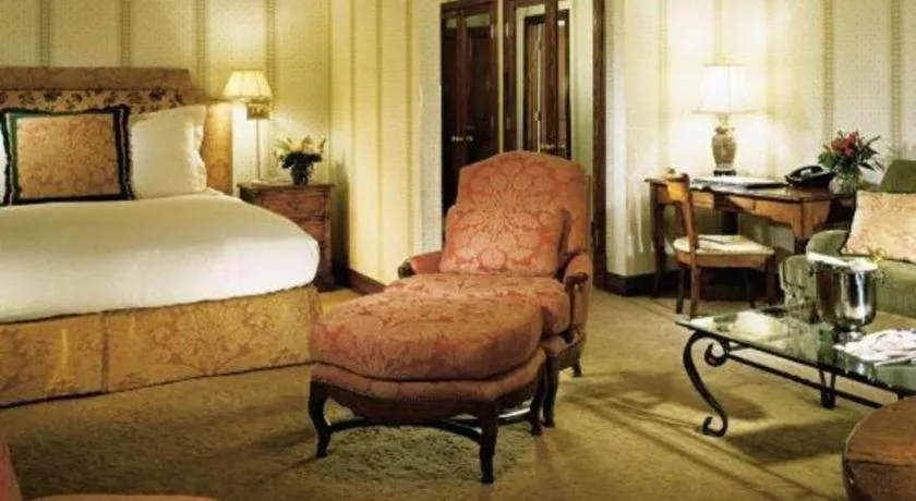 Bed in Hotel Jerome, An Auberge Resort