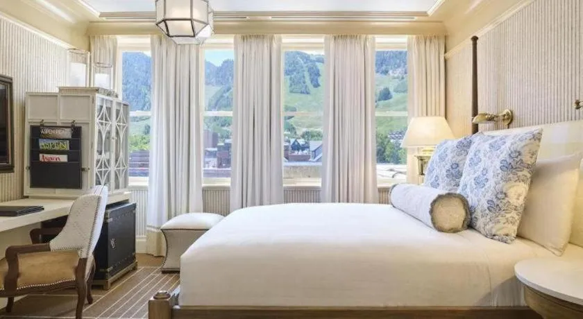 Bed in Hotel Jerome, An Auberge Resort