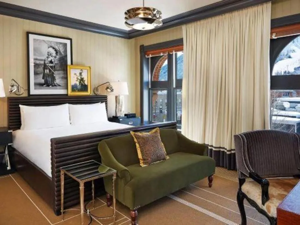 Bed in Hotel Jerome, An Auberge Resort