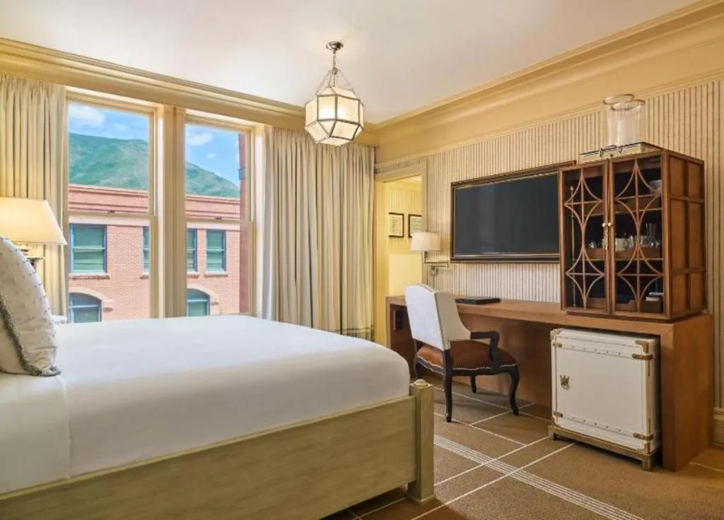 Bed in Hotel Jerome, An Auberge Resort