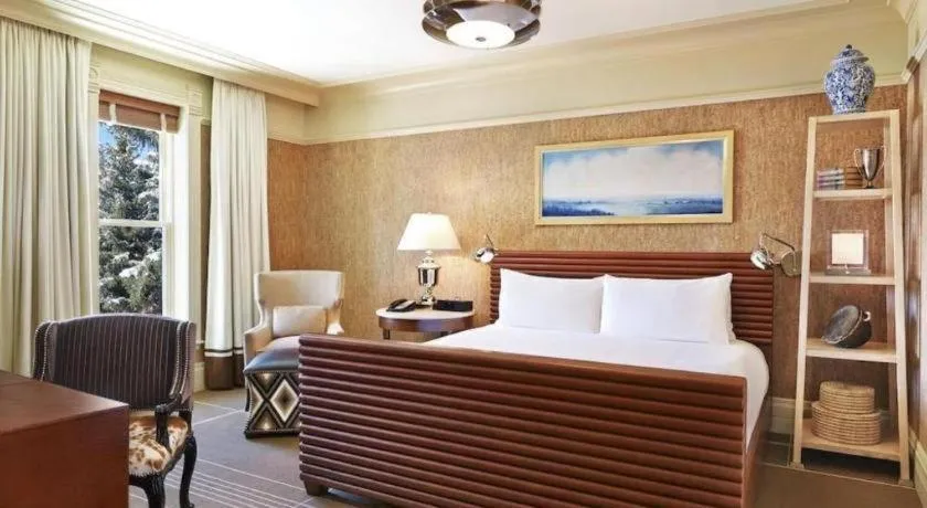 Bed in Hotel Jerome, An Auberge Resort