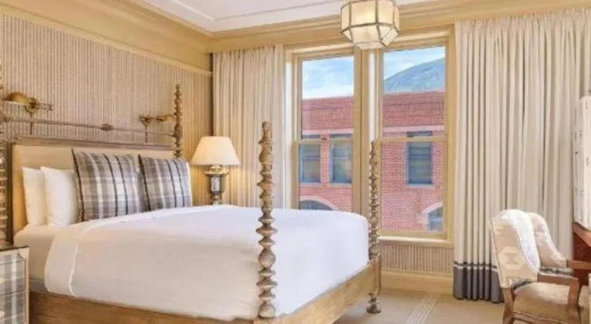 Bed in Hotel Jerome, An Auberge Resort