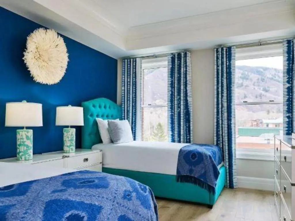 Bed in Hotel Jerome, An Auberge Resort