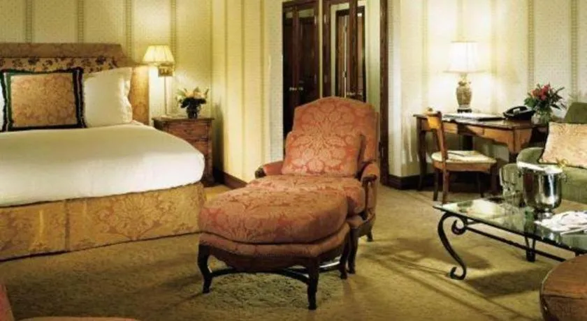 Bed in Hotel Jerome, An Auberge Resort