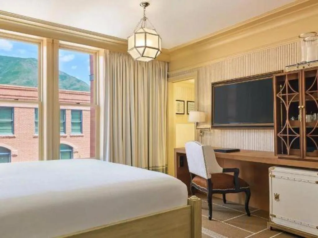 Bed in Hotel Jerome, An Auberge Resort