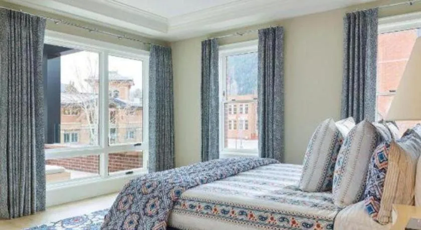 Bed in Hotel Jerome, An Auberge Resort