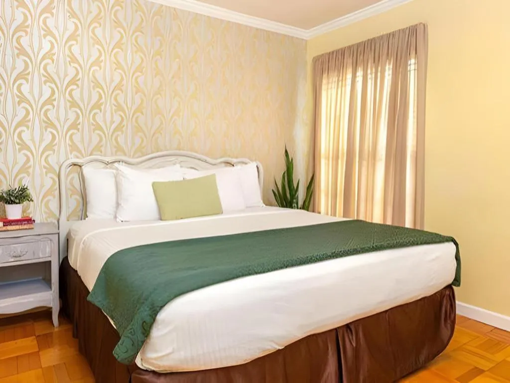 Bed in The Lafayette Hotel, Swim Club & Bungalows