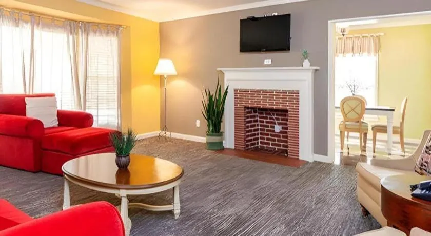 The Lafayette Hotel, Swim Club & Bungalows