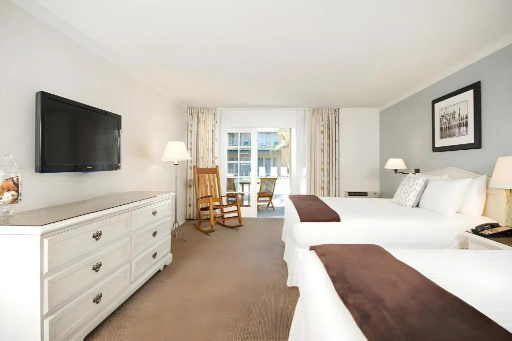 Bed in The Lafayette Hotel, Swim Club & Bungalows