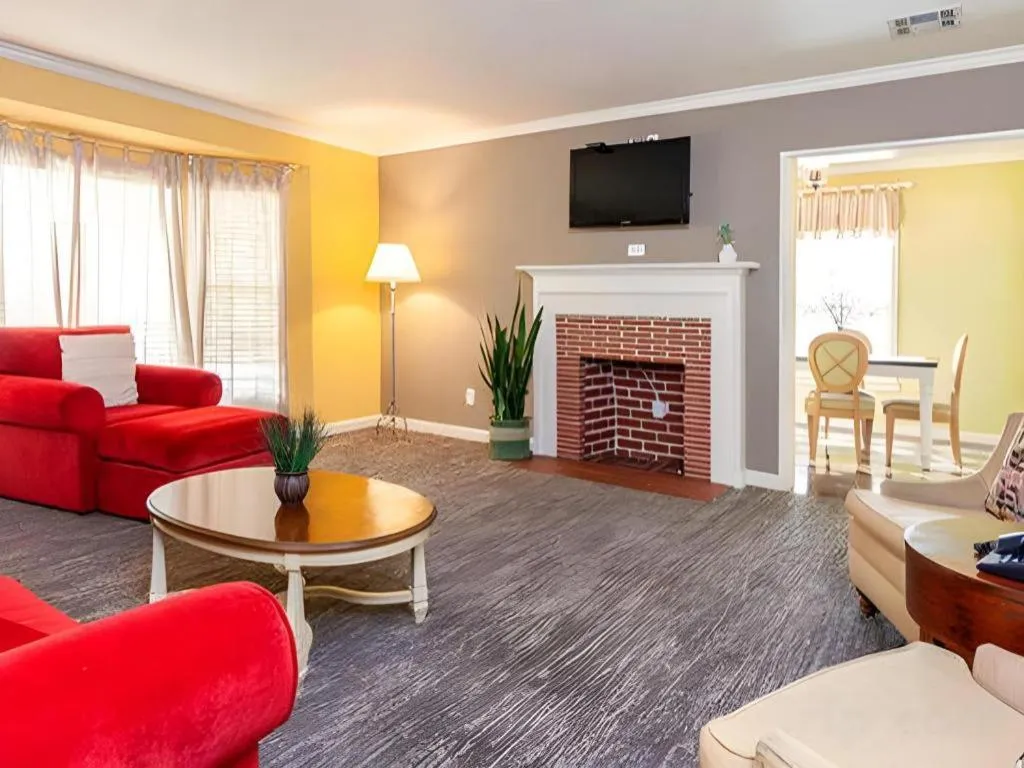 The Lafayette Hotel, Swim Club & Bungalows