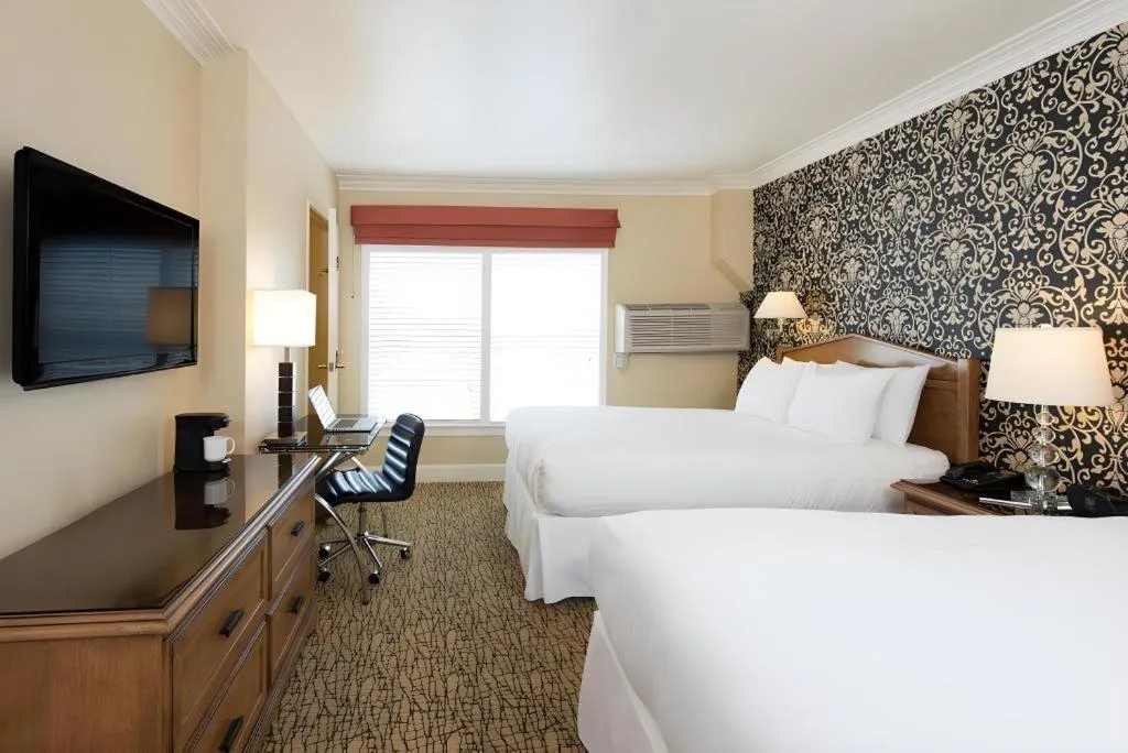 Bed in The Lafayette Hotel, Swim Club & Bungalows