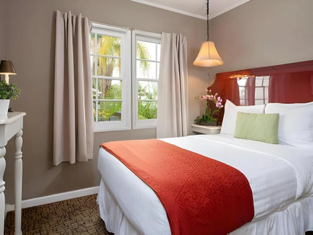 Bed in The Lafayette Hotel, Swim Club & Bungalows