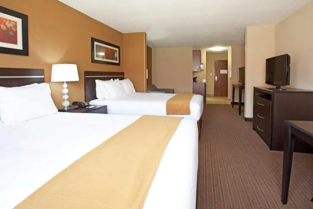 Bed in Holiday Inn Express Hotel & Suites Lamar By IHG